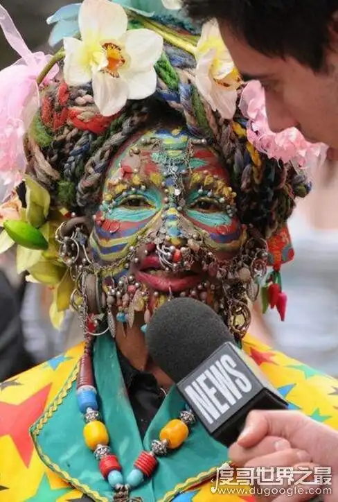 世界上身体穿孔最多的人,伊莱恩·戴维森(全身打6925个孔)