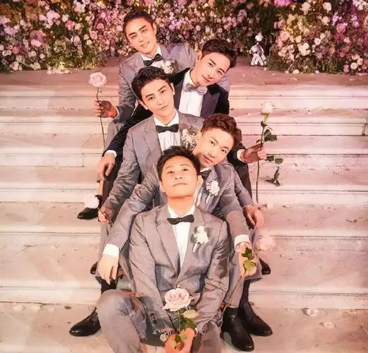 唐嫣罗晋接亲新照曝光,伴郎团花样百出欢乐多,红包细节都超有爱