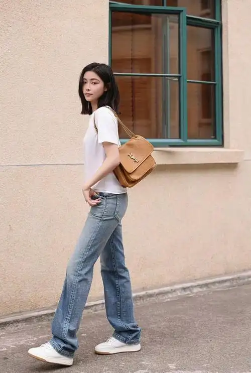 许佳琪时尚出击:白色体恤邂逅浅蓝牛仔裤,清新又养眼!