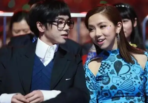 华晨宇承认女儿后邓紫棋首次淡妆接受采访憔悴到令人心疼