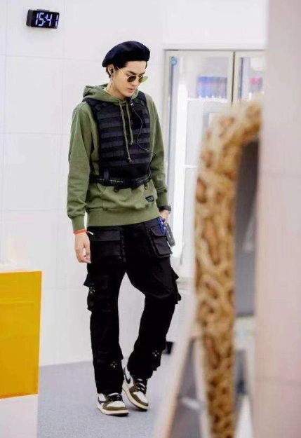 真的是铁打的吴亦凡流水的aj频频上脚果真是一个行走的aj真爱粉