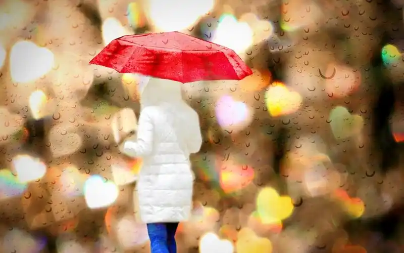 独自一人雨中漫步壁纸图片