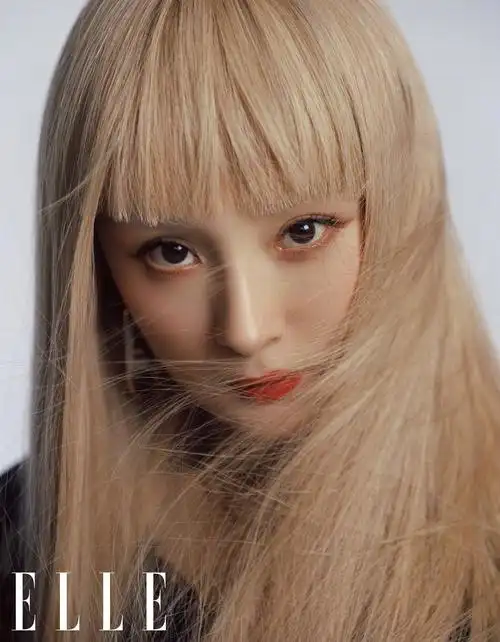 杨幂挑战金发齐刘海 豹纹上衣搭红皮裙酷飒性感