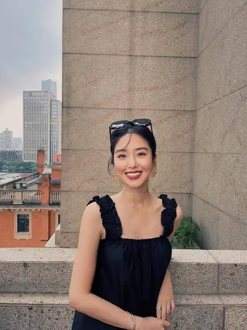 28岁阔太杨采钰近期私服,法式风格简约高级,休闲裙也要配dior