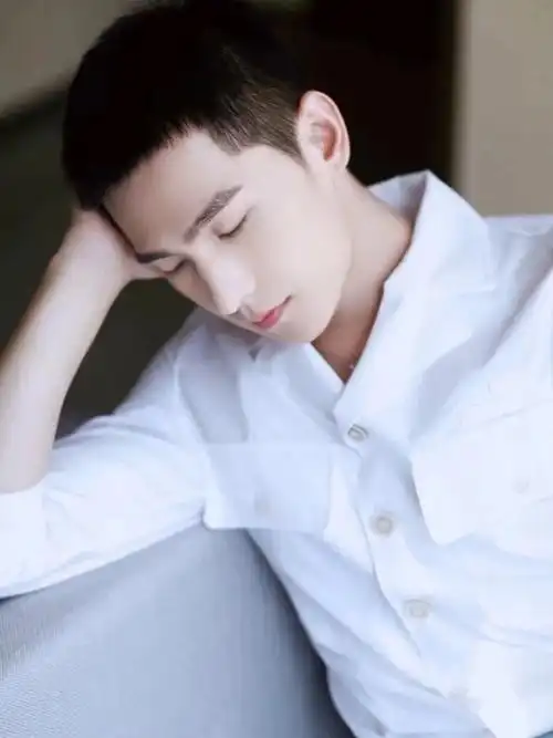 杨洋互联网新业务寸头模特00