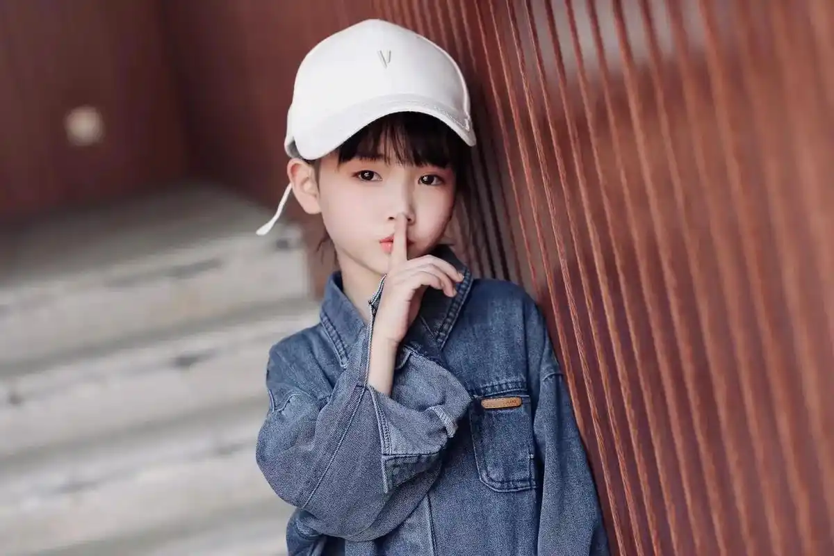 躺在手机里的一组小可爱#儿童写真#超有镜头感的小女孩#儿童潮 - 抖音