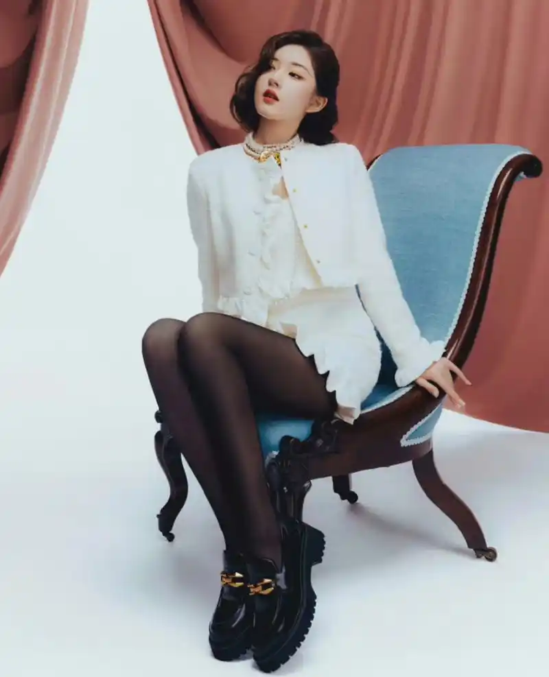 赵露思黑丝  搭配一个高跟鞋就更完美了