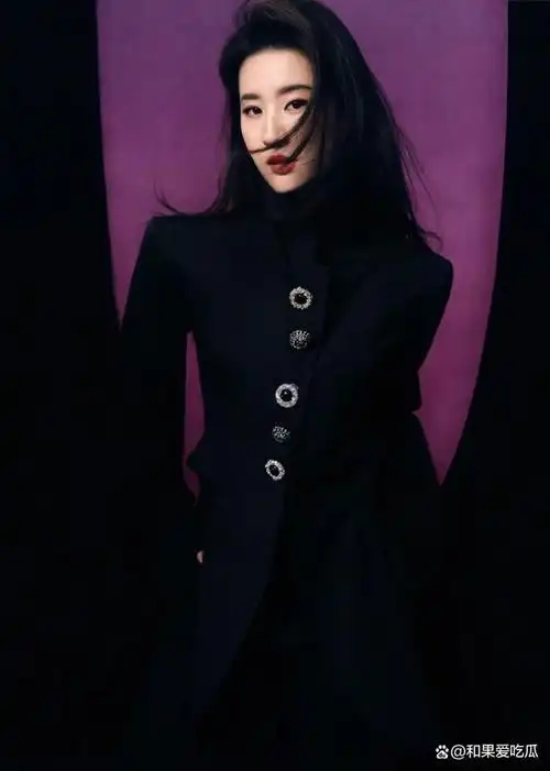 在《时尚芭莎》的4月封面上,刘亦菲成功登上了十次,这也是杂志长时间