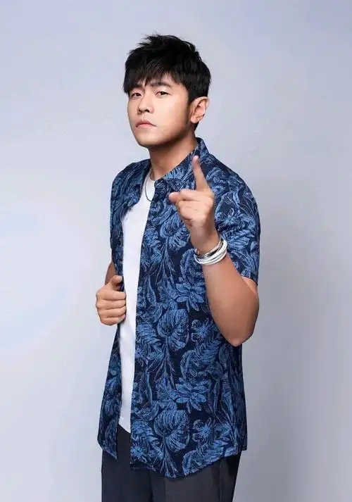 周杰伦晒出刮胡子后的自拍大家满意吗