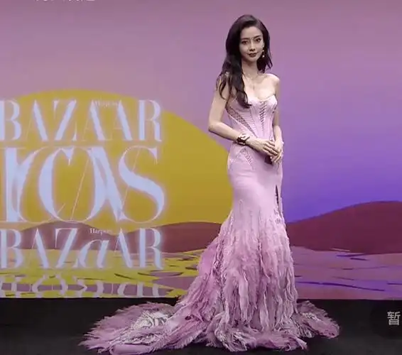 杨颖的裙摆,热巴的钻石头饰,女星的审美差距出来了_造型_裙子_身材