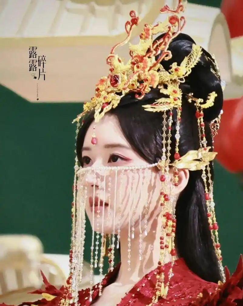 赵露思神隐红色婚服造型路透# 赵露思《神隐》大婚路透: 高傲凤凰的