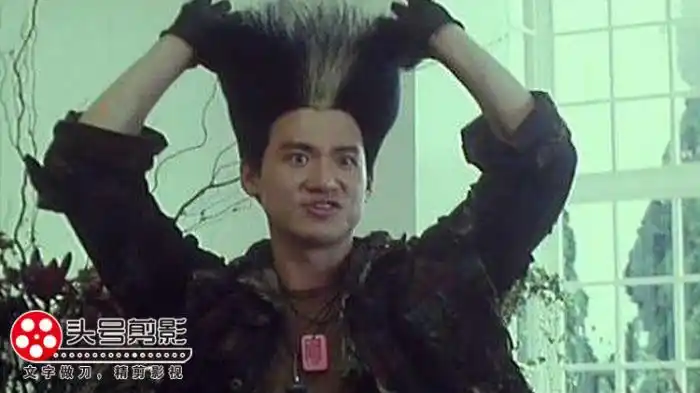 张学友饰演扫把头,造型另类搞笑,在一众群星中表现抢眼.