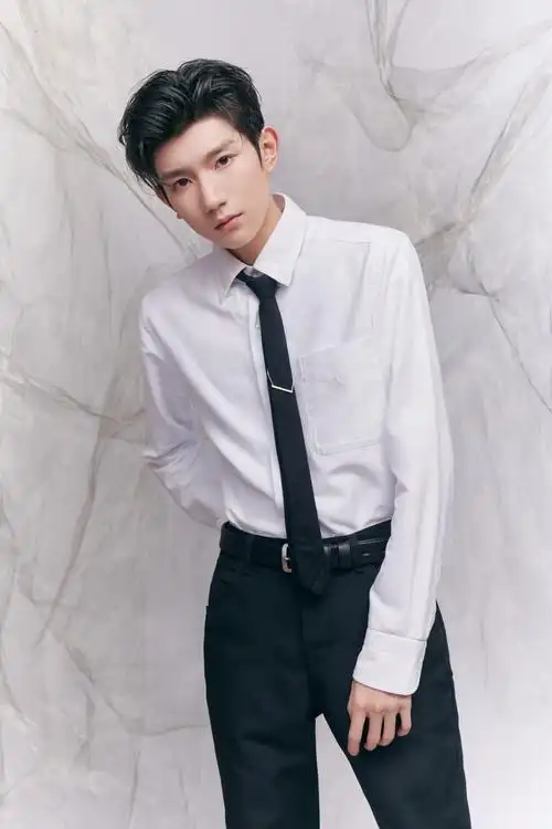 王源简约帅气黑白写真图片66