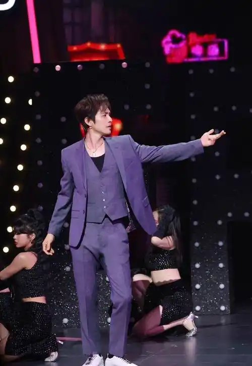 46岁钟汉良状态太好了,西装造型优雅帅气,看起来像"小鲜肉"_风格_牛仔