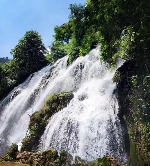 境内自然风光神奇秀美,山水景色千姿百态处处成景!