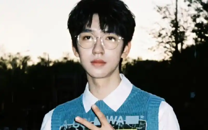 【贺峻霖】被戴眼镜的贺老师狠狠拿捏住了,完全没有抵抗力!