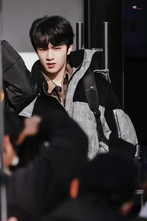 刘耀文无限超越班上班饭拍图推着行李箱的耀文笑的好甜