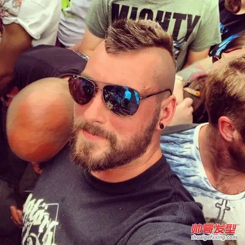 欧美型男示范超短发莫西干发型 莫西干发型图片