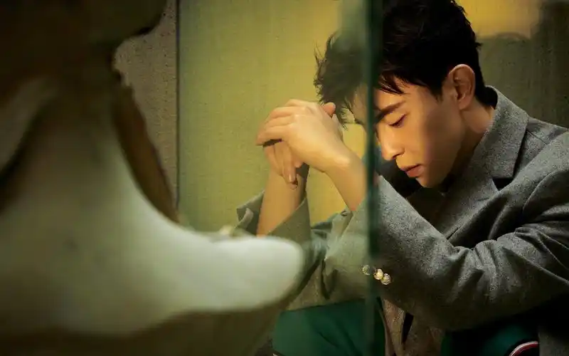 邓伦帅气时尚高清桌面壁纸-大陆明星-手机壁纸下载-美桌网