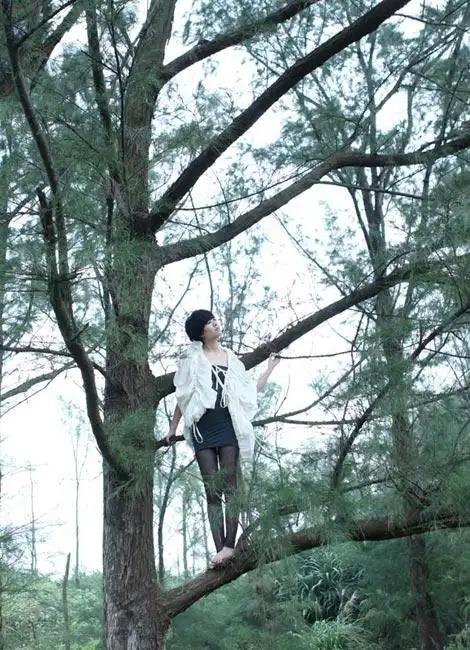 郁可唯着优雅小礼服光脚爬树 新造型清新温婉