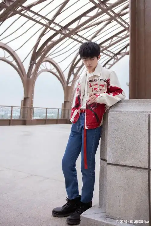 易烊千玺:牛仔裤这样搭红色,你也可以很青春