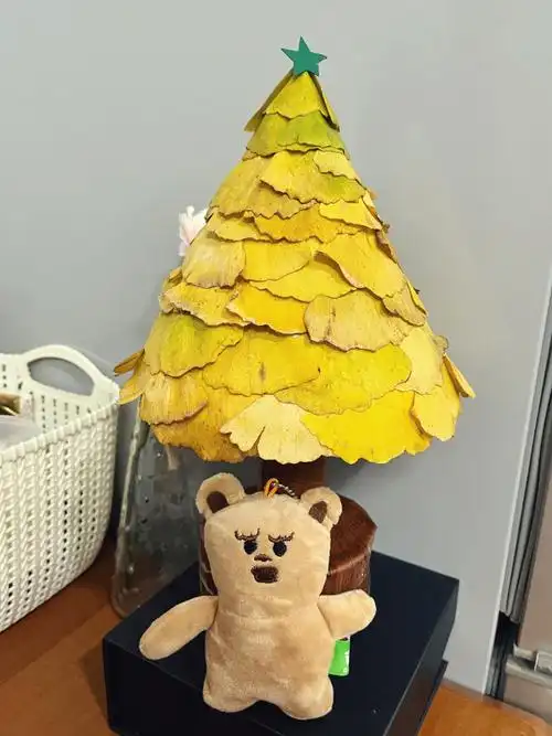 把秋天留住学用银杏叶做圣诞树