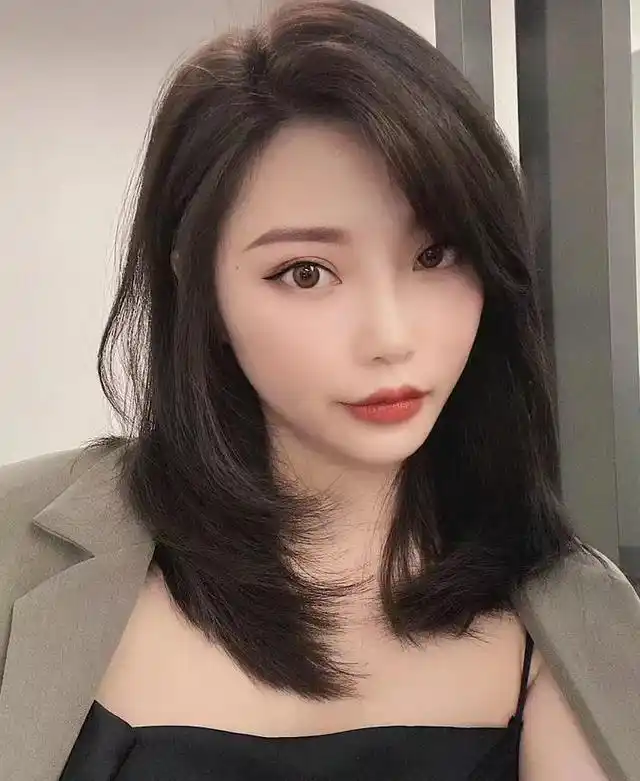 女人过了40岁,染发别太浮夸,建议这5种发色,时髦减龄又显白!