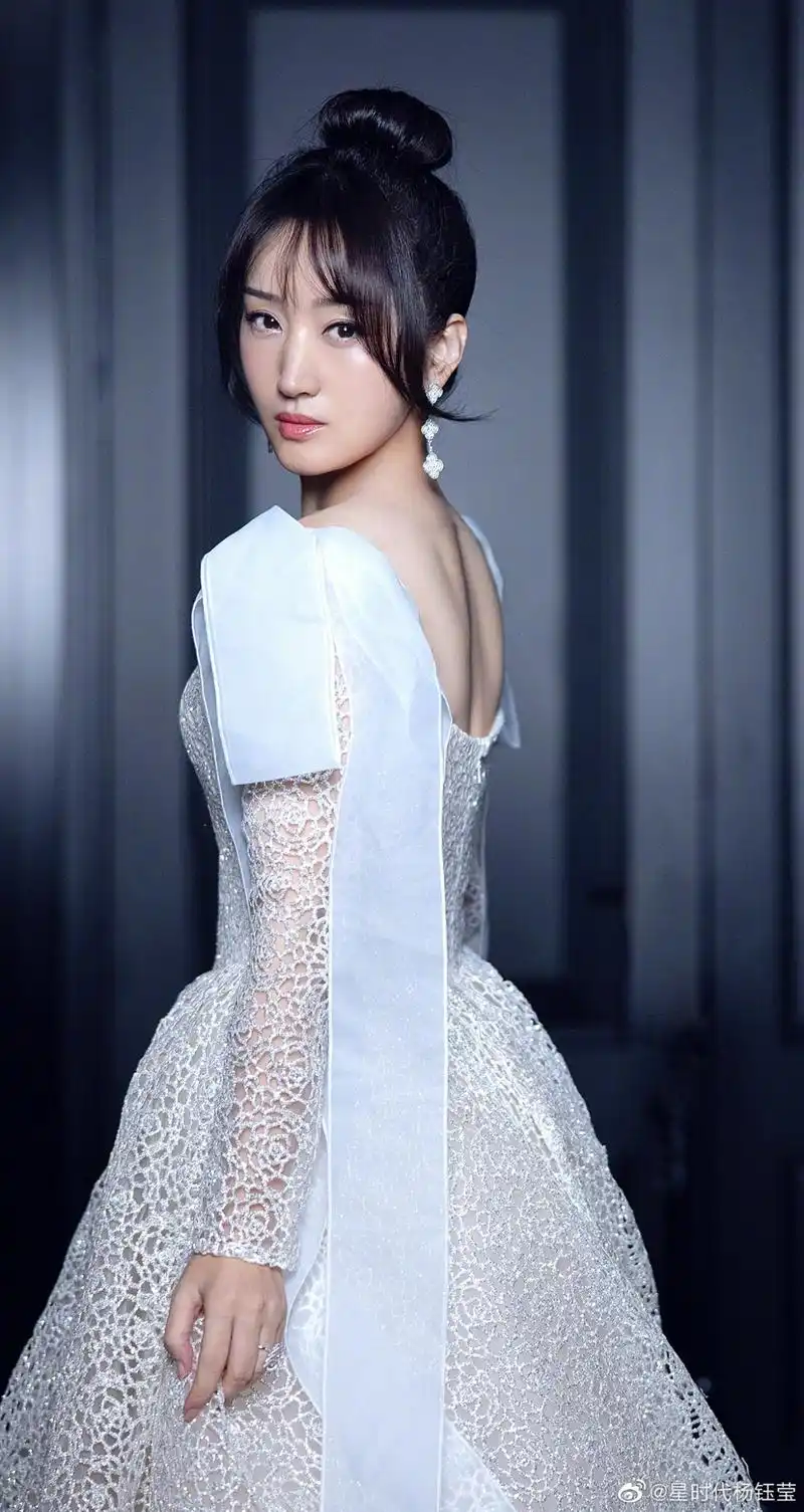 杨钰莹写真,一袭白色镂空公主裙,端庄典雅,纯美动人