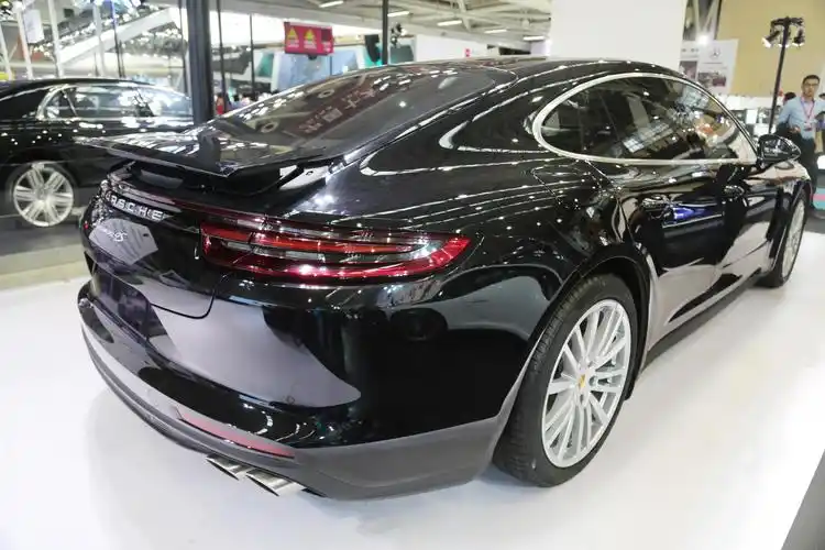 保时捷panamera 4s,售价高达170万元超跑,车展实拍!