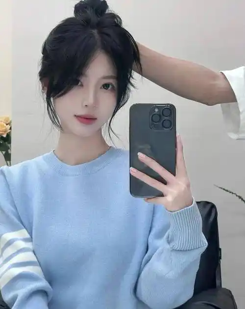 方圆脸,椭圆脸的女生都很适合这样一款八字刘海,这种刘海一定要修剪好