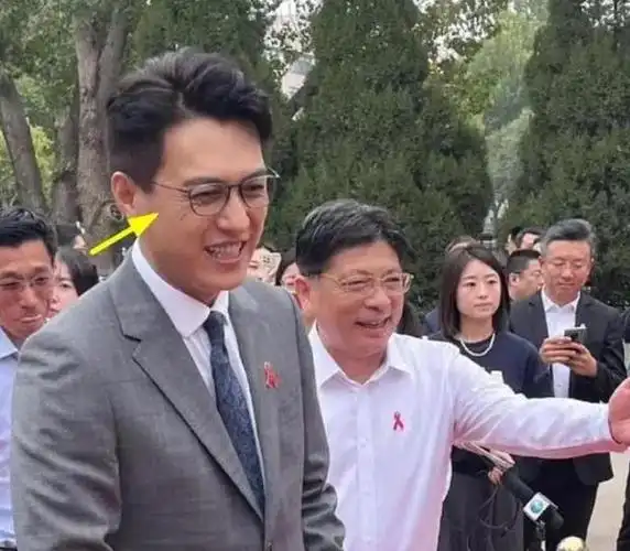 提起中生代演员靳东的名字,想必各个年龄段的观众都不会陌生,长相正直