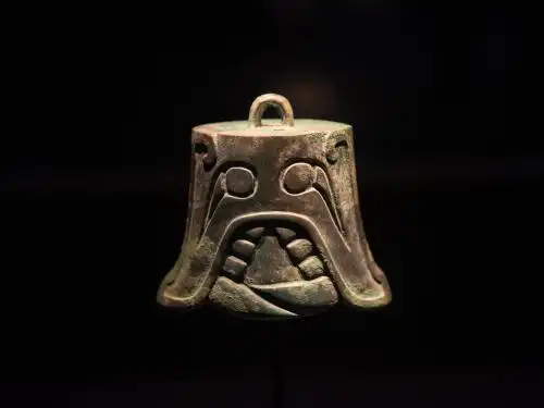 广汉三星堆商晚期铜铃青铜器