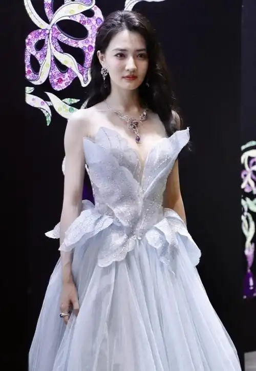 徐璐越来越有女人味了穿蓝色薄纱小礼裙不太清纯但还挺耐看的