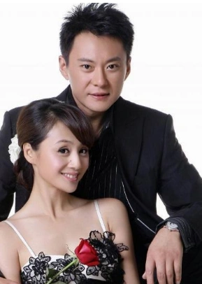 她19岁拍戏时鼻梁被砸歪鼻梁却成为特点35岁才嫁给王斑为妻