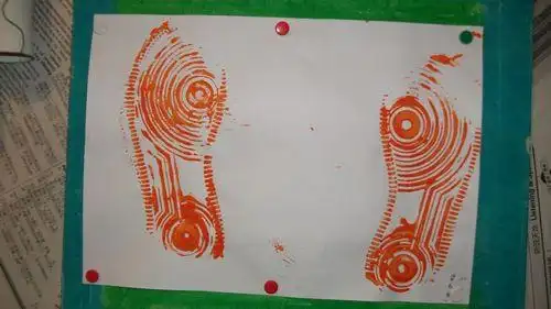 于是我们漂亮的作品就产生了!快来看看自己的脚印是什么样子的吧!