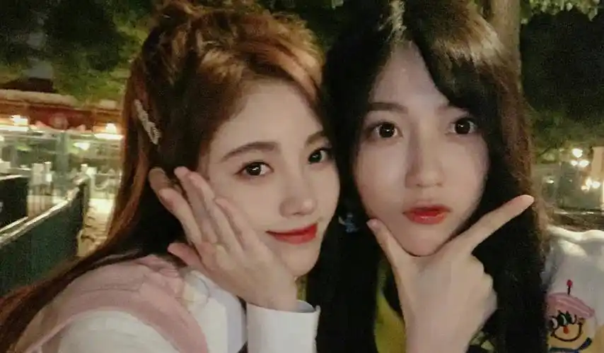 鞠婧祎赵嘉敏挽手同框打扮低调手挽手好甜友谊久久