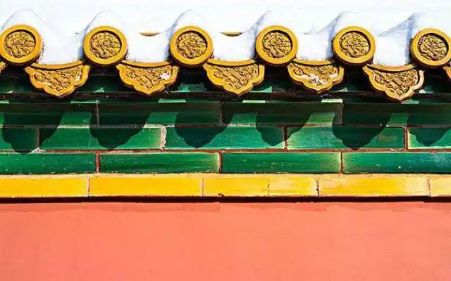 不过故宫之所以能令鸟儿不敢靠近的原因是,多亏了黄色琉璃瓦.