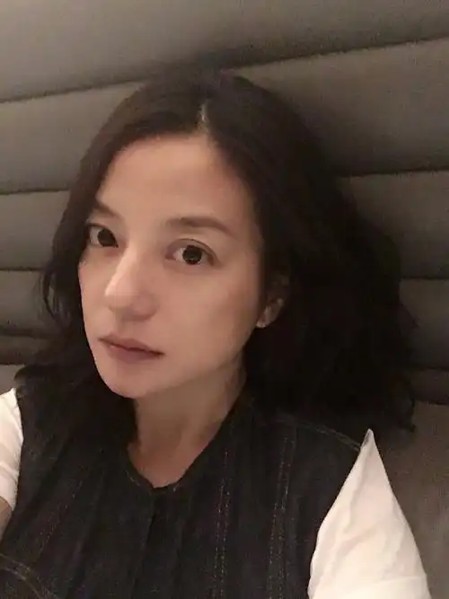 赵薇晒素颜自拍称自己脾气变好与世无争