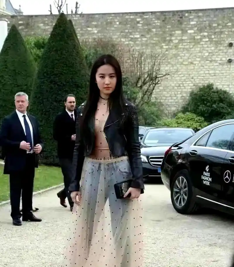 刘亦菲穿着透明蕾丝长裙放飞自我,性感十足.