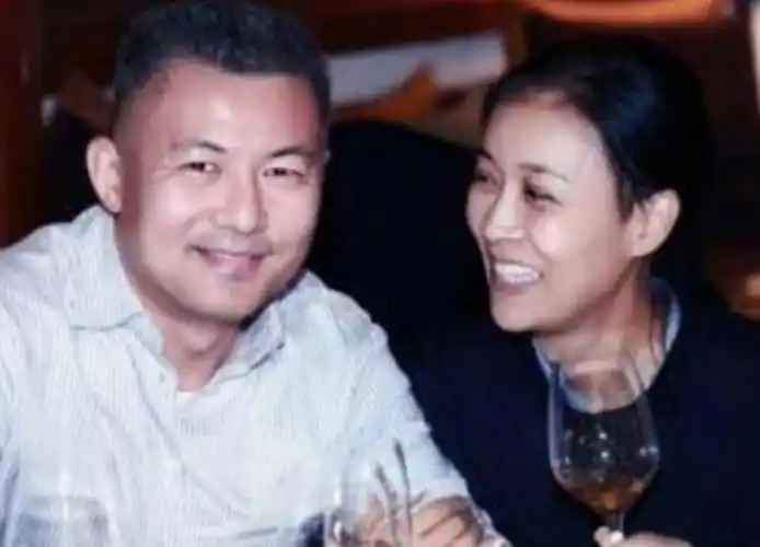 那英全家近照,现任丈夫为隐形富豪,2个儿女名字不要太霸气!