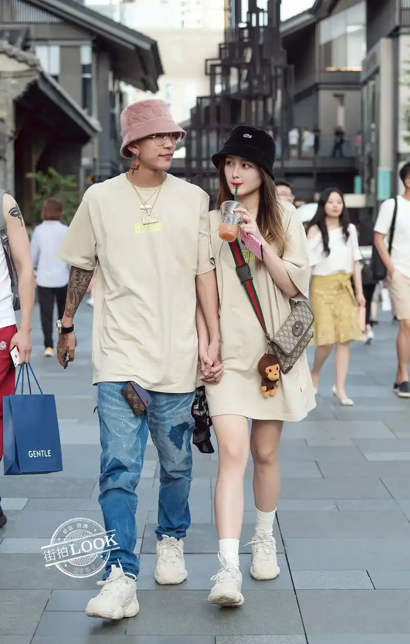 在街上公然撒狗粮的一对小情侣,踩着鞋抱抱是什么意思呢,但是很甜很