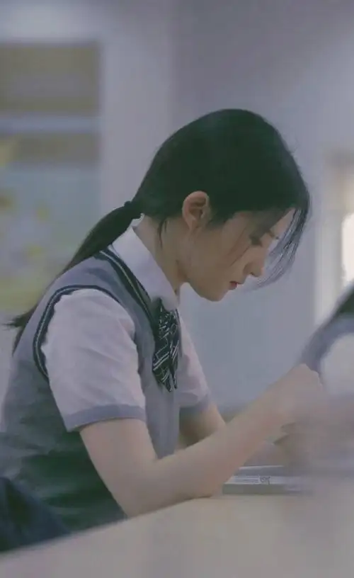 神仙姐姐刘亦菲,清甜校园风穿搭,完美诠释少女的清纯唯美!