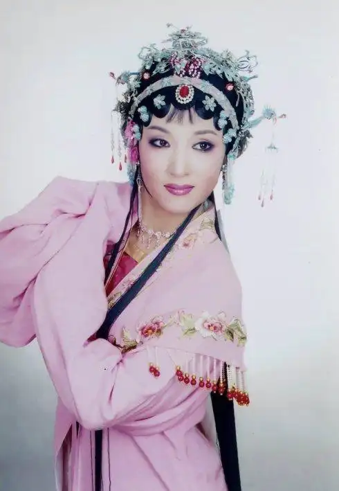 蒋焕丽,国家三级演员,工吕派,诸暨市越剧团后起之秀.绍兴市