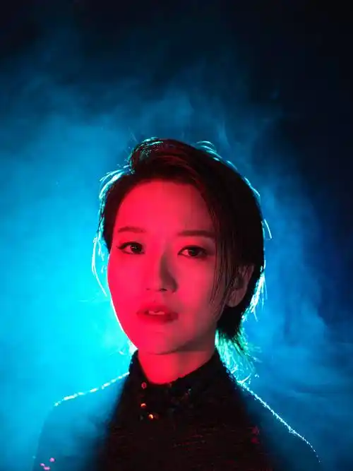 蔡淳佳再发新歌,坦言要活得自由惬意_音乐_星悦