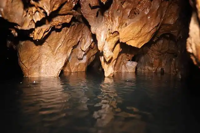 水潭底可通往溶洞,丽江拉市村民无意发现一处溶洞口