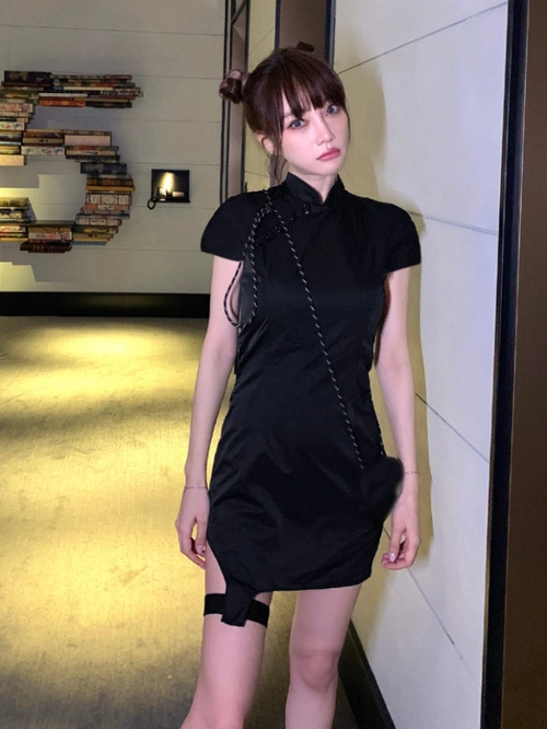 李小璐越来越放飞自我穿旗袍还要加腿环这腿是认真的吗