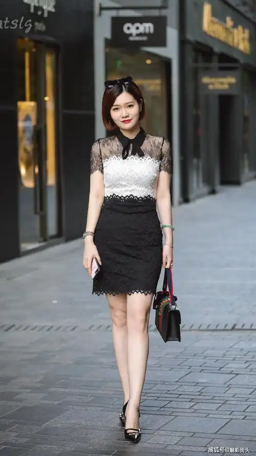 春天里穿连衣裙的美女搭配高跟款式的鞋子气质优雅穿出轻盈感