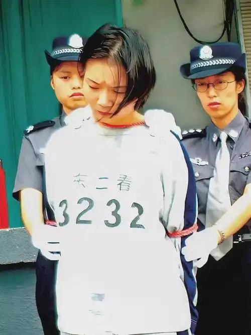 2004年吴艳辉即将被押赴刑场的照片双眉紧锁面容苍白如死灰
