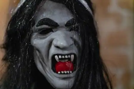 鬼面万圣节香菇图片魔鬼面具的男人图片鬼面具与背景图片与恐怖的鬼面