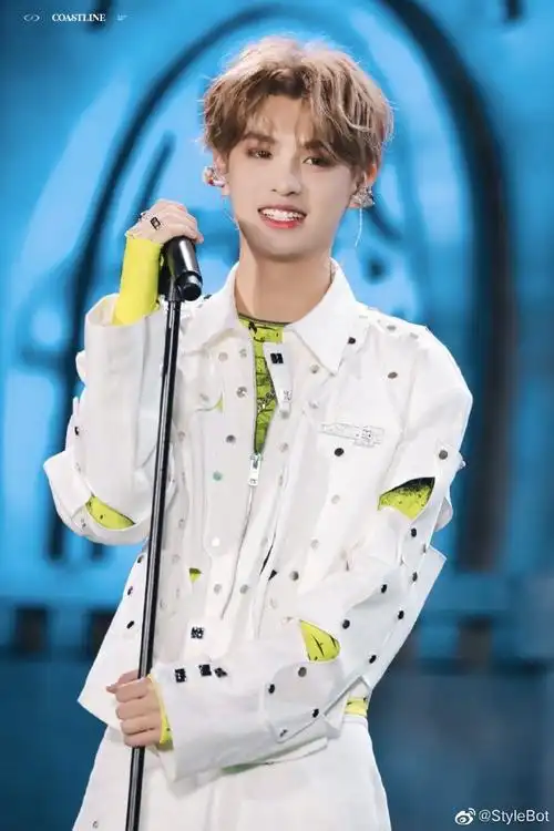 黄明昊 | 舞台上帅气利落,表演结束还是那个可爱的小朋友,卷发太可爱